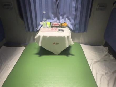 就是这条视频,让我们一家五口被几百万人围观,也挨了不少骂。但今天在返程火车上,我们决定再做一次!因为私信我的朋友们太多了,没办法一一回复,大家都想知道,我们是怎么用4张票,在软卧包厢里给孩子造出“五星级大床”的。
带娃坐长途火车,孩子睡不好全家都受罪。我们的神器就是这个便携充气床垫。整个过程也很简单。自己带的小泵,几分钟就充好气了,把它搭在两个下铺之间,你看,它非常稳固,孩子在上面打滚都没问题。最关键的是,完全不影响关门,不占用任何公共空间。
这样一来,孩子的“豪华大通铺”就有了!他能伸直腿睡,我们大人也能休息好。旅途舒适度直接从“经济舱”升到了“头等舱”。
很多人问床垫稳不稳?边角会不会塌?我们特意选了这种加厚拉丝材质,承重很好,四角都能有效支撑,
还有朋友好奇乘务员会不会管?我们往返都沟通过,因为是在我们自己购买的包厢空间内布置,没有影响到公共区域和他人,所以都是被允许的。当然,也建议大家使用时主动和列车员打个招呼,互相理解。
智慧出行,就是在规则内用心照顾好家人。这个方案送给所有带娃旅行的家庭。#软卧绿皮火车 #拉丝床垫