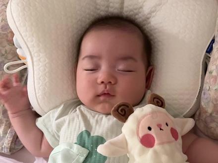 儿科大白都夸我,9步解锁小月龄内耳前庭操! 宝爸宝妈们一定要重视起来,内耳前庭是人体平衡系统的核心“指挥官”,而科学的前庭训练对小月龄宝宝(0-12个月)的发育至关重要,甚至影响一生!其实不必专门训练什么,学会9个动作,平常在玩乐中就增强宝宝的平衡能力。
以下是我咨询请教了大白学来的内耳前庭训练操,一共9个动作
准备工具:1张爬爬垫+1条纱布浴巾
(这里要注意,如果你家宝宝在垫子上还是不会动,可能是教学方法有问题,但也不排除你没选好垫子,你买的垫子没有支撑,宝宝使不上力,越做越没兴趣)
场地:建议客厅等空间较大的地方,这样不会有磕碰风险,孩子也不会很压抑
以下是它的核心作用:
一、基础功能:维持身体平衡与协调
二、解决小月龄宝宝高频痛点
三、促进大脑高级功能发育
四、长期隐藏价值
以下情况禁止做前庭训练:
❌ 宝宝生病、哭闹、困倦时
❌ 颈部无法支撑头部(0-3个月需绝对保护颈椎!)
❌ 动作过猛、幅度过大(摇晃综合征风险!)
安全原则:动作轻柔缓慢,单次≤30秒,全程观察宝宝状态!
#新手爸妈 #内耳前庭训练 #小月龄 #人类幼崽 #亲子操