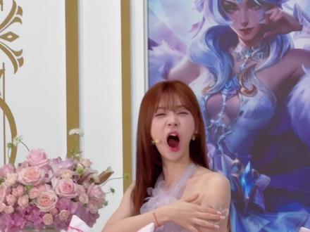 是谁轻轻靠在了我的肩膀上…💜 #赵露思