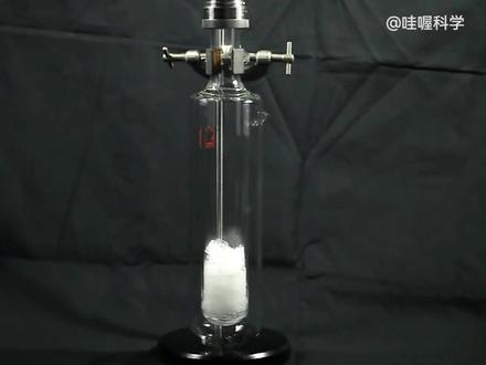 把氮气变为固体是种什么体验?高分物理实验#科普知识 #萌知计划 #star #上西瓜看知识 @西瓜视频 @抖音青少年