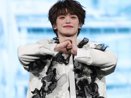 宝宝祝大家新的一年发大财!#梓渝 #舞台现场 #郑朋 #演唱会 #向全世界安利