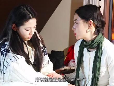 看完了《龙龙历险记》的“阿勒泰篇”
2 小时 39 分 02 秒
风雪很长,故事却很短
人在看完这样的影像之后,往往很难立刻回到现实
不是因为剧情多么跌宕,而是因为那种广阔、寒冷、缓慢流动的情绪,会在心里停留一阵
阿勒泰的雪原太安静了,安静到让人与人的靠近显得格外清晰
“阿勒泰的风会吹散遗憾,但吹不散相遇的痕迹”
故事的开头是——
奔赴一场风雪,也奔赴一次未知的相遇
故事的结尾却是——
风雪会停,同行的路也会分岔,可温暖会留在心底
剧本是被写好的,但阿勒泰的雪是真的
风是真的,冷是真的,在那样的环境里,人不得不靠近彼此的温度,也是真的
镜头可以提前设定旅途的方向,却很难预演情绪的变化——
那些在相处中慢慢显露出来的心动、迟疑、不舍,往往比情节本身更真实
女生的变化尤其安静
从初见时的轻快,到相处中逐渐察觉节奏的不同,再到离别时坦然挥手
那不是突然的转折,而是一点一点发生的松动
它没有撕扯,却足够残忍——
因为你能清楚地意识到:不是不喜欢了,而是不能再继续
这大概就是成年人的感情
不是没有动心,而是在动心之后,依然保留对现实的判断
你看得见美好,也看得清不匹配的地方
所以你无法像少年那样不计后果地奔赴,只能在克制中选择停下
而龙龙站在镜头背后,其实同样如此
他既是记录者,也是参与者
他明白哪些瞬间值得被珍惜,也清楚哪些关系无法被延长
于是那些没能说出口的话,最终被交给风雪,让环境替人完成了告别
年轻时的相遇,像阿勒泰初落的雪
热烈、直接、不问去向
而成年后的告别,却更像雪原上的风——
不喧哗,也不戏剧化,只是慢慢把人推向不同的方向
也许有些关系,本来就只适合在特定的时间里发生
对方陪你走过一段最干净的路,却未必能陪你走完之后漫长而重复的四季
但这并不意味着它是虚假的
相反,正是因为它没有被勉强延长,才显得完整
所以我更愿意把这样的相遇,看作一段完成度很高的同行
它没有走向永恒,却在有限的时间里,给出了最大的真诚
后来我才慢慢明白,
离别的意义,从来不是遗忘
而是承认:有些人,只适合在某一段路上,用尽力气地靠近
短暂的相遇,是生活给予的奖励
而试图把它无限拉长,反而会让美好变形
爱并不总是抵达终点
更多时候,它只是一次自由意志的靠近——
明知会走散,却仍然选择同行一程
愿我们都能在遗憾里都在遗憾里学会释怀@《龙龙历险记》