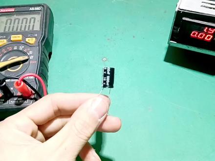 电子电路基础知识电容器在电路中的作用——电容的储能作用实验#电容 #电子爱好者 #电子电工 #电路 #开关电源