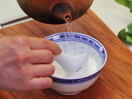 最近很火的凉拌葛根粉吃法,冰凉爽滑贼好吃,夏天在家可以试一试!#凉拌葛根粉 #葛根粉的神仙吃法 #葛根粉 #客家美食