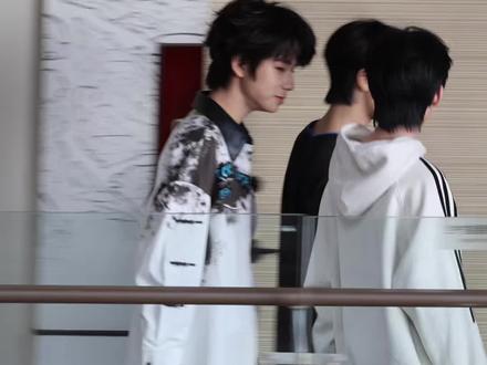 12.21三亚路透|聊什么呀 这么开心 #王橹杰