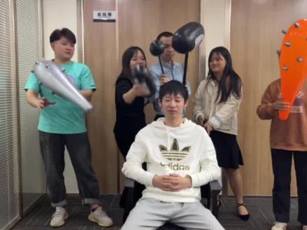 敲得属实没毛病#办公室游戏 #专治不开心 #原创搞笑 #敲头