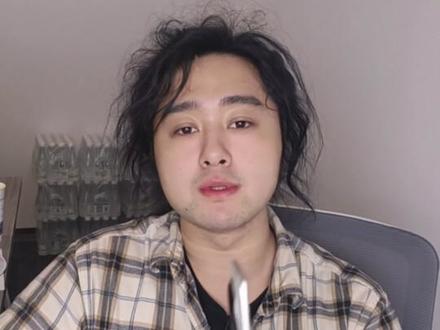 豆包AI手机还是太权威了 开头终于整上了自己想整的活。
豆包AI手机整体上还是非常值得一试。
关键是看未来大厂之间在软件调用能否形成共识以及新的协议。
#豆包 #豆包AI手机 #字节跳动 #AI硬件 #精卫