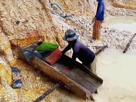 兄弟俩发现一座金矿,自己动手淘金,从一贫如洗转眼成了村里首富#淘金 #淘金设备 #矿山开采 #一起看世界 #爆米花 #美好瞬间 #儿时记忆