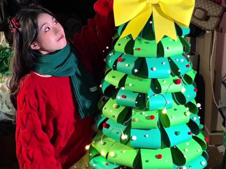 震惊!女大学生花30块在宿舍做了颗圣诞树?
用宿舍阳台上存了很久的废纸箱自制了一颗圣诞树~
里面树干每层高度25cm左右,圆纸板直径为48,34,25,14cm(不用很精确)
用了4k大小的深绿和草绿卡纸,各十张就够啦,蝴蝶结用了一张鹅黄色海绵纸,还有一些圣诞配色的小毛球~
算下来成本其实很低~自己动手有趣好玩,成品真的太可爱啦
#自制圣诞树 #圣诞节的氛围感来了 #纸箱改造#女生宿舍拍大片 #圣诞照