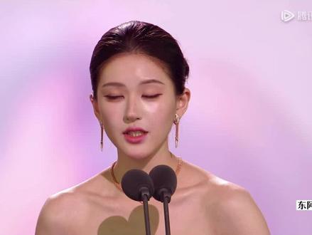 刚过零点就等到了露思的压轴最大的奖项,露思一哽咽我就想哭😭🥹这一年真的太不容易了 美女主持人也好会说!露思最应该谢谢自己!你超棒!#赵露思#星光大赏#许我耀眼