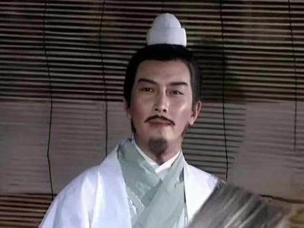 孔明不见刘备 在《三国演义》中,诸葛亮出山前曾对徐庶大发雷霆之怒,徐庶向刘备举荐孔明后,亲自前往卧龙岗草庐,说明来意,诸葛亮却勃然而起,拂袖入内。这究竟是为何?而后刘备三顾茅庐,他始终避而不见,真的只是考验诚心吗?今天我们深度解析:诸葛亮为何不愿见刘备?
一. 不满徐庶把他当“祭品”推出去
徐庶自己因母亲被擒而离开,临走把刘备这个“烂摊子”推给诸葛亮。当时刘备无地盘、兵微将寡、朝不保夕,随时可能覆灭。诸葛亮怒斥“君以我为享祭之牺牲乎”,是在维护自己的尊严:他不是徐庶脱身之后用来填坑、替死的工具。
二. 不是被“选” ,是在“择主”
诸葛亮自比管仲、乐毅,心怀王佐大略,不是普通谋士。他要找的是能让他施展全盘战略的明主,而不是随便找个主公打工。不见,就是为了掌握主动权:由他决定何时出山,由他判断刘备是否值得托付一生。徐庶仓促举荐,等于剥夺了诸葛亮自主择主的权利。
三. 观察刘备是否真懂“天下大才”
司马徽向刘备提到卧龙凤雏,刘备却完全没听说过,说明他之前重义气、重武将,对顶级战略人才缺乏认知。诸葛亮不见,就是在冷眼观察:刘备是真心求贤、懂他的才略,还是只是缺个谋士随便抓一个来应急。
四. 等待“三顾茅庐”这场君臣立约仪式
前两顾不见,考验的不是耐心,而是刘备的诚意、格局和气度:是否尊重贤才、是否肯放下身份、是否听得进长远谋略、是否有共成大业的恒心。这是在为未来君臣关系定下基调:君以诚待臣,臣以才辅君。
五. 早已看好刘备,但不能轻易就范
诸葛亮内心其实早已认定刘备:汉室宗亲、有仁德之名、帝王气概、正好缺一位顶级战略家。但他不能随便出山:太容易得到就不会被珍惜,太随意答应就会失去话语权,被徐庶一荐就出更显得被动、有失高士身份。所以他必须等,直到刘备以三顾之礼给足尊重。
总结:
诸葛亮不见刘备,不是傲慢,不是考验脾气,
而是在捍卫择主的尊严、确认刘备的格局,
并为将来“君尊臣贤、言听计从”的君臣关系立下规矩。共同成就匡扶汉室千秋大业,一统华夏。屏幕前的你说,对吗?
#热点 #三国演义 #诸葛亮 #历史 #时尚百货城