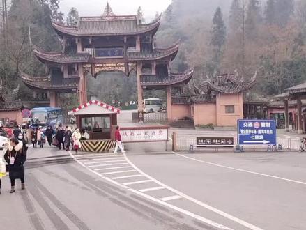 #dou十上热门 朋友们,我现在已经到了峨眉山的零公里大门,这里是半山腰,今晚在此露营#浪迹天涯自驾游 #自驾游风景