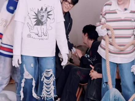 无人在意的角落音子在折磨毛哥,纯正三比味儿。#三比 #tf家族 #邓佳鑫 #童禹坤 #族综