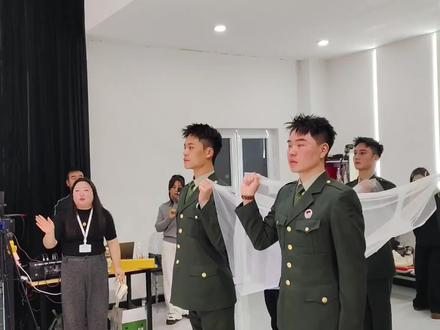 升旗手张自轩婚礼现场,退役仪仗兵伴郎~从保家卫国到守护一人,正步丈量不变的忠诚!
#张自轩擎旗手#赵鑫华 #曾嵘赵鑫华 #赤心团队#张自轩婚礼