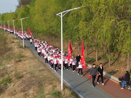 一中学生远足,一镜到底一秒不剪,看看能不能找到你