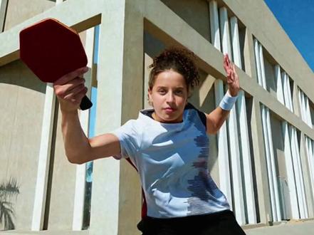 汉娜·高达,来自非洲的励志乒乓女孩 #热点小助手 #汉娜高达 #乒乓球 #澳门世界杯 #励志 汉娜·高达,2007年12月12日出生于埃及首都开罗,2026年18岁,是改写非洲乒乓球历史的年轻选手。
她出生在一个充满运动氛围的家庭,父亲是前埃及乒乓球国手,也是一名医生。在父亲的影响下,她4岁就开始打球。因为个子太小,教练特意把球台锯低,让她能够坚持训练。从那时起,乒乓球就成了她一生的热爱。
凭借刻苦和天赋,汉娜一路创造奇迹。12岁成为非洲首位U15世界排名第一的选手,2022到2025年实现非洲杯女单三连冠,是当之无愧的非洲一姐。2024年,她击败世界顶尖选手,成为第一位战胜国乒主力的非洲运动员。2026年澳门世界杯,她一路打进八强,让世界看到了非洲乒乓的力量。
赛场之外,她还是联合国儿童基金会埃及大使,用自己的故事鼓励更多孩子追梦。从开罗球馆里的小女孩,到世界乒坛的新星,汉娜·高达用坚持证明:热爱不分国界,努力终会发光。