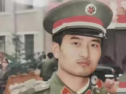 他叫刘阿平,1962年出生,陕西西安蓝田人,1979年考入西安陆军学院,毕业后,分配到中国人民解放军兰州军区47军141师421团7连当排长,1986年随部队赴老山前线参战,在松毛岭前线坚守120多天,同年11月,上级决定要收复越军占领的310号高地,(代号北虎行动),7连受领作战任务,刘阿平被提升为副连长,他写下血书“卫我山河,甘献青春”八个大字。并主动争当奇袭队长。1987年1月5日凌晨,北虎行动打响,刘阿平率奇袭队兵分两路秘密向越军310号高地前沿摸进,并以迅雷不及掩耳之势发起进攻,仅用2分钟就控制了表面阵地,把越军堵在屯兵洞,全歼守敌并占领高地。越军不甘心失败,多次组织反扑和强攻,战斗中刘阿平四肢多处被炸伤,胸部嵌入5块弹片,他强忍剧痛,指挥战友打退越军6次进攻,最终取得胜利,此次行动共毙敌184人,摧毁工事12个,缴获大批物资和弹药。我方奇袭队员有11位英雄献出宝贵生命。战后,7连被授予“出奇制胜英雄连”荣誉称号,刘阿平被授予“战斗英雄”荣誉称号,并荣立一等功。让我们一同向英雄致敬!