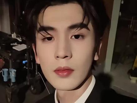 比起现在,早期的张凌赫看起来很好追