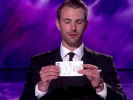 解密达人秀冠军3个神奇幻术,隔空传送,空手碎瓶,白纸变钞票! 关于这个魔术,大家是否想到了长短牌设计?哈哈,这一次他使用了更加简单的方法,可以让评审员随便检查书本!#魔术 #达人秀 #高手在民间 #真相 #万万想不到