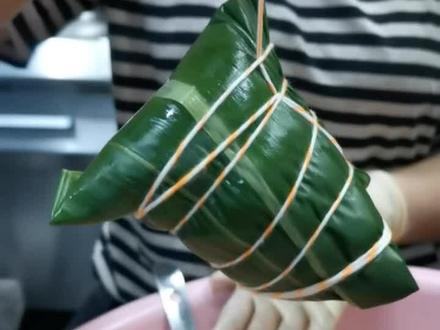 咱包粽子一定要选这种野生箬叶,叶子够大,很有韧性,久煮不会裂,煮出的粽子自带竹叶清香#适合新手的粽子包法 #糯香粽叶 #箬竹叶 #教你包粽子 #粽子的包法简单新手
