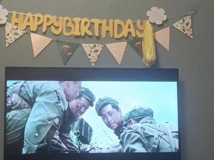 多年后的某天下午,赵蒙生正在招待着当年一起上战场的老战友们,正喝得高兴之时,突然收到一个染着血迹的信封。
里面仅有两物,一枚带血的军功章和一封信。盼盼:
赵叔叔,
当日一别,家母甚是感怀叔叔的照顾,盼盼在此替家母向赵叔叔问好····
母亲从小教育我,做人应当光明磊落,清清白白,还说可惜我父亲走得早,不然她也不会终日劳作,积劳成疾,让我跟着过尽苦日子,但绕是如此,村里的人都说我是个没爹的孩子。
家里没人撑腰,乡里恶霸横行无忌,看我家人丁凋零,欲要强占我家房子,奶奶自是不肯,上前与之理论,竟被恶霸掌掴在地,不省人事。奶奶年岁已高,受不得刺激,遭此一难,奶奶竟就此与世长辞,母亲欲往报警。
结果被那恶霸放言,就算我母亲告到市里去,也奈何不了他半分。
闻此,母亲彻底奔溃,加上伤心过度,积劳成疾,丢下盼盼,也随奶奶而去。
盼盼只恨自己年幼,当不了这个家的顶梁柱,要是我爸爸在就好了,也不会眼睁睁看着奶奶和妈妈这般离去。
盼盼也曾年不更事,吵闹着要爸爸,如今年纪稍长,但却双亲已故,举目无人,世上再无挂念,唯一的愿望就是父亲远在他乡的尸骨。然盼盼无能,在此求求赵叔叔让我爸爸遗骨归乡,将我们一家四口葬于一处,盼盼感激不尽赵叔叔恩情盼盼只能来世再报。
祝赵叔叔身体安康,长命百岁,勿念,
盼盼绝笔…··…
那日,一直和蔼可亲的赵首长与一干战友齐卸甲,齐齐地走出了平静多年的中南海……
不久后,一位覃姓老人推着个坐在轮椅上的中年人走出了紫禁城于是那一天……#高山下的花环 #赵蒙生 #梁三喜