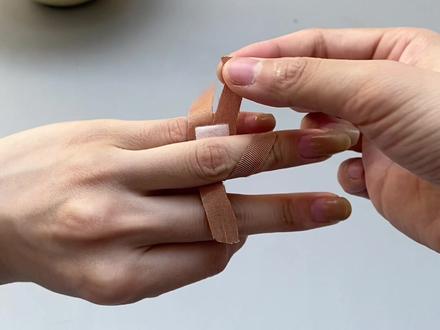 创可贴的三个正确贴法,看了之后是不是觉得这么多年的创可贴都白贴了#创可贴的正确用法 #伤口 #生活技巧