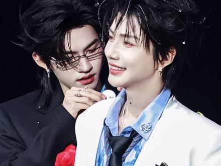 云旗郝熠然(云熠)澳门演唱会3.2(集锦版)
恭喜云旗郝熠然澳门演唱会圆满成功🎉🎉🎉
籍籍无名时牵起手
人声鼎沸时喝满堂
云旗郝熠然
星路从此坦途
#云旗 #郝熠然 #云旗郝熠然 #云熠 #云熠星河