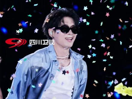 【#姚琛姚琛又摇又撑】是姚也是摇,是琛也是撑!全能艺人姚琛这次摇到花开天下的舞台了! ps.演出门票已经开售,部分票段已经售罄,手慢无哦! #2026四川卫视新年演唱会