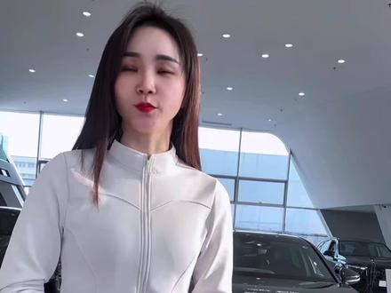 很多朋友们都不知道新A6怎么选,今天一口气讲完,两驱尊享版本还有BO音响,数字钥匙,性价比真的很高。四驱尊享版本以上才有的降噪玻璃。轮胎大小依次是18寸,19寸,20寸,21寸。最后附图。#汽车销售日常 #汽车人 #奥迪#奥迪a6l #配置差异