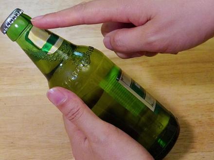 啤酒瓶盖上有个小开关,不用开瓶器,女孩子也能轻松打开,真实用#开啤酒神器 #开啤酒 #生活小妙招