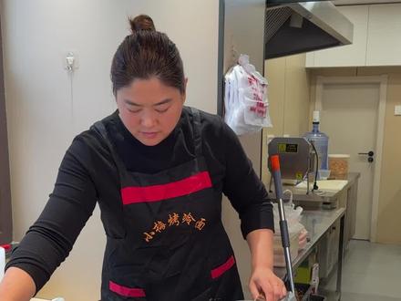 沈阳夯爆了的烤冷面,好吃极了 #抖音美食创作者 #为家乡美食打call #vlog日常