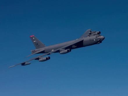 【抖音独家】B52同温层堡垒 【抖音独家】“爷爷开完爸爸开,爸爸开完儿子开,儿子开完孙子开”—— 这句广为流传的说法,并非顺口溜,而是美国 B-52 “同温层堡垒” 战略轰炸机的真实写照。作为美军 “三架马车” 之一的传奇战轰,这款诞生于 70 年前的 “老古董”,至今仍是全球最具威慑力的战略装备之一。#全球创作者计划 #时代砺剑高燃出列 #b52轰炸机