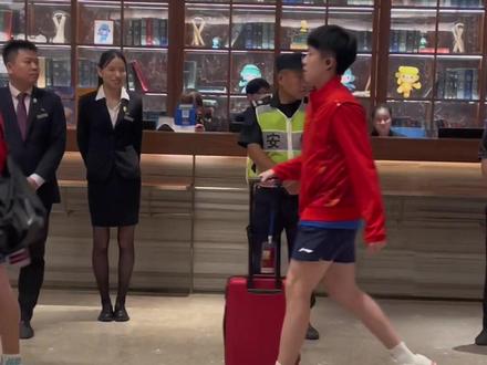 国乒上训。9.17
见到活的了,哈哈哈。
大头很高很帅,拽拽的,这腿又长又细,名副其实的百万女团腿。
莎莎小小一只,软软糯糯,很好rua的感觉。
亚运会加油。
#亚运会乒乓球 #孙颖莎王楚钦 #国乒