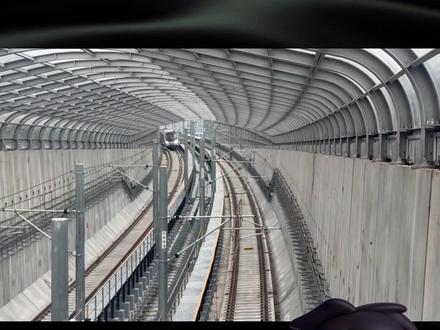 济南地铁4、8号线跨线贯通与运营解析—轨道交通的“魔法互联” “#济南地铁4号线 ,堪称‘经十路地下走廊’。它西起第一医科大学站,东至彭家庄站,全长40.3公里,设站33座,全部为地下线。它贯穿槐荫、市中、历下、高新、历城五区,直接覆盖了经十路沿线80%的客流密集区域。未来,它将成为换乘之王,与多条轨道交通线路实现换乘。”
“#济南地铁8号线 ,则是一条连接中心城区与东部新城的‘创新快线’。它西起邢村立交桥东站,东至章丘的清源大街站,全长25.3公里。这条线大部分为地上段,视野开阔,不仅连接中国(山东)自贸试验区济南片区、齐鲁科创大走廊,更直接通勤章丘大学城。”