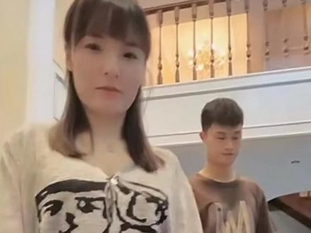 小武帮崔晓彤捅马蜂窝,小胖其实还是挺可爱的。#小武的日常生活 #小武 #崔晓彤