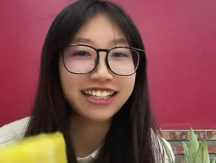 聪仔奶奶对榜三评价超赞,姐姐唠着嗑介绍水果凤梨的样子也太可爱了#凤梨 #水果凤梨#叶梓晴 #叶锐聪妈妈 #新鲜采摘