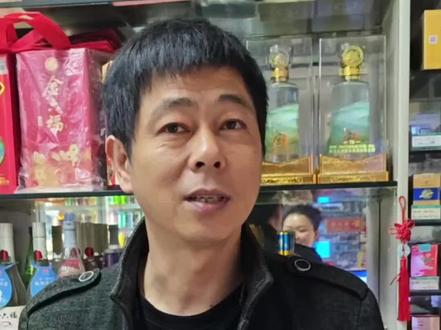 3月18日报道,央媒点赞的长沙救人老板找到了!心地善良经常帮助小朋友,便利店常年放着好几把伞给需要的人。(记者:小鱼 编辑:邓怡君)#海姆立克急救法 #好人好事 #急救瞬间 #湖南dou知道