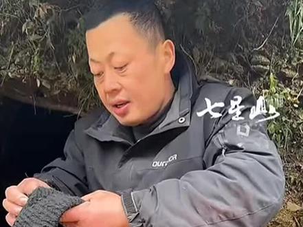 “存栋存栋,心随我动🫰”不知道大家对熊二是否有印象,比赛中他状况不断,曾误食有毒的半夏,连续三天无法进食还频繁呕吐,喉咙肿痛到几乎失声,之后又患上感冒,但他始终拒绝退赛。而且他是决赛选手中唯一长期没生起火的人,虽因固执不用网友支招的方法导致生火屡屡失败,却仍反复尝试不气馁,这份韧劲打动了众多观众。很多人说他“憨”,明明有安逸的日子不过,偏要自讨苦吃,我觉得“憨”也不是坏事,做人实实在在的挺好。感谢熊二的坚持精神,现在大家日子过得都太安逸了,让我们看到了安逸生活之外的另一种可能——为了目标全力以赴,哪怕一路坎坷也绝不回头。接下来的比赛,让我们一起为熊二加油,期待他在荒野里绽放更多精彩!#荒野熊二 #荒野求生 #野外生存 #荒野熊二退赛 #张家界七星山荒野求生