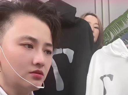森马旗下GLM潮牌加绒卫衣来啦!男女同款不挑人,版型超正谁穿谁好看~内里宝宝绒亲肤柔软,不掉毛还巨保暖,外穿百搭、贴身舒适,冬日穿搭刚需款!#加绒卫衣#国产品牌#好物推荐#GLM潮牌
