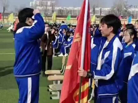 徐水一中,高三学子百日誓师,
高一,想着考个985、211;
高二,想着考个一本也行;
高三,想着能够健健康康就好,考上哪儿都行。
这一路走过的心路历程,能参加高考的孩子都是有毅力,也是最棒的孩子,只有经历过才能感同身受。这届高三孩子实在太苦了,三年来在校的时间满打满算只有一年半,网课,冠冠,甲流,一波接一波……
愿:莘莘学子,逢考必过,金榜题名,加油!