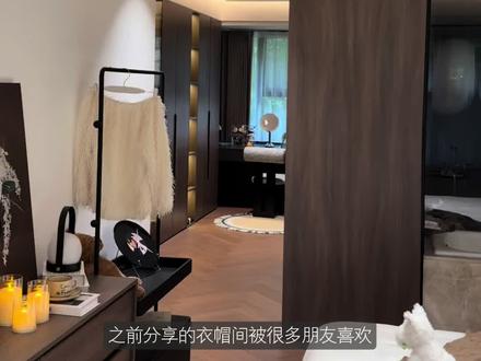 弃10m²次卧改衣帽间真的太值啦!
当初打通次卧做这个衣帽间
拥有了卧室,衣帽间,卫生间一体的主卧套房
真的是我装修以来最不后悔的决定
衣帽间两侧是一门到顶的衣柜
地面通铺胡桃木色木地板,顶部做了悬浮吊顶
衣柜做了全挂式收纳
但再好的衣帽间也救不了皱巴巴的衣服
每次出门前都手忙脚乱🤦
直到遇见我的熨衣小能手——卓力G2 2.0挂烫机
▫️双锅炉700kPa增压大蒸汽 顺滑洗后干硬面料
▫️黑晶数显烫头,6档智能调温,专衣专档
▫️还有除菌除螨功能 日常打理更安心
所以说,装修不仅要把硬装搞好,这些能提升 daily life 幸福感的小家电才是灵魂。它让我这个衣帽间真正发挥了百分之百的价值。
#卓力挂烫机#飞利浦 #挂烫机 #衣帽间 #装修