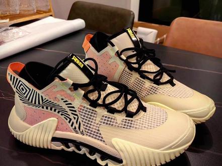 跑步鞋应该如何选 e11e037c4c409836cfd6ee544731cbf6~tplv-dy-resize-origshort-autoq-75:330.jpeg?x-expires=2001625200&x-signature=cBnw%2FPi52ml3KC4xm7H6jHwjAHw%3D&from=3213915784&s=PackSourceEnum_AWEME_DETAIL&se=false&sc=cover&biz_tag=pcweb_cover&l=20230609074307A4D92F9D31BB0F7A8659