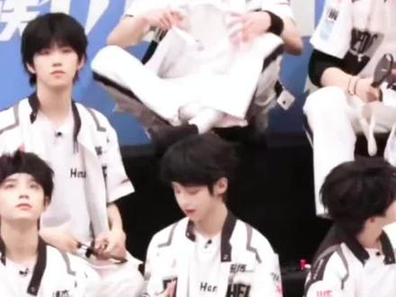 王橹杰你偷看的有点明显了吧 #橹穆 #王橹杰穆祉丞