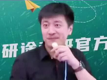 张雪峰老师上课好比说单口相声,听课的人,笑声不断,心情特别愉悦