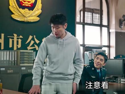 罚罪2 身为警察的秦枫和一步步成为汉洲当地最大犯罪头目的刘天也,情同手足却又代表着黑白两极,以龙湾村附近汉洲港开发为大背景,秦枫破案为契机,逐渐搅动起几方利益集团的明争暗斗。经过数年间与当地犯罪分子斗智斗勇,最终将多起案件逐一告破的故事#懂车神券年货宠粉节 #我就这样开启2026 #这也能开播#悬疑 #抖音剧集