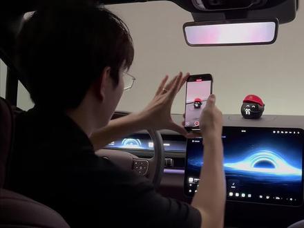 抢先体验|蔚来全新es8重新定义豪华
我觉得蔚来全新es8确实不错,豪华感和功能性同时兼容,无论是带全家人出行,还是商务接待都很适用。尤其是新增的230L前备箱,加上547L后备箱能拉一堆行李箱,让你在任何场合都可以保持老钱风的从容感。
这次新增的红色内饰真的很有质感,是超豪华车才会用的老钱色,蔚来这次终于豪华摆在台面上,而不是把肉埋在饭里了。
而且居然标配了3把零重力座椅,就连第三排都是独立座椅,每一个座位都有独立的座椅调节、空调、灯光、杯托、充电口、隐私窗户,能让每一位乘员都享受到这辆车的所有的豪华感与舒适性。
如果只能买一辆车,你会选择 ES8 么?
@蔚来
#蔚来全新ES8 #蔚来 #新es8 #蔚来es8 #es8发布会