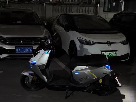 小牛FX碧烽大灯展示 告别手搓,目前碧烽这款紫色妖狐已经达到了一定的标准,近光100瓦远光120瓦,电调并且开机自检。#小牛电动 #小牛FX风速 #小牛FXpro #小牛FXT #小牛FX