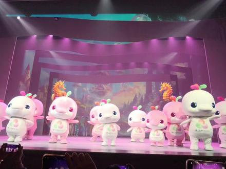 大湾鸡萌动奇迹首场表演精彩纷呈,结束后的彩蛋更是惊喜不断,鸡仔太多看不完看不够#大湾鸡 #大湾鸡场 #大湾鸡仔 #萌动奇迹