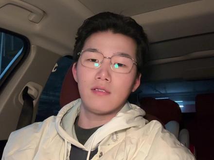 高鑫屈:高鑫屈:金价狂飙,牛市不言顶 圣诞节前倒车接人的朋友又吃上了,目前行情冲高回落,开启震荡,今晚奇妙夜提前休市,市场波幅估计不大,今天算是给自己放个假,老美都放假了,你也给你年底做个总结吧。4500也是个坎,突破站稳,还要飞,不然该停一停休息一下了。白银比较猛,直接突破70美元。往我说的75美元附近在靠近了。#黄金 #金价 #高鑫屈