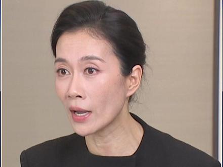 “你是温峥嵘,那我是谁?”演员温峥嵘自曝遭AI盗播,多个直播间出现她的带货形象。#演员频遭AI盗脸直播带货 警惕!(总台央视记者 俞悦 常杨)